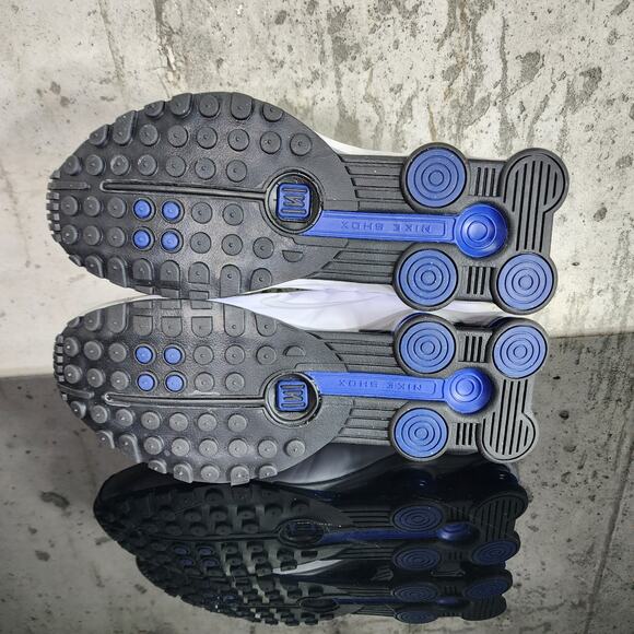 MSRP $155 Nike Shox R4 HQ1988-102 Mens 10 White Silver Blue main image 5